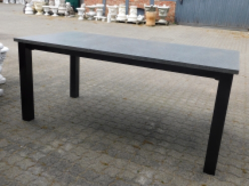 Exclusieve tuintafel - graniet met stalen frame