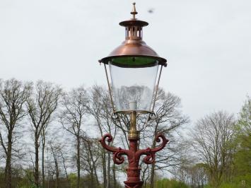 Tuinlantaarn, gietijzeren buitenlamp met messing en koperen lampenkap