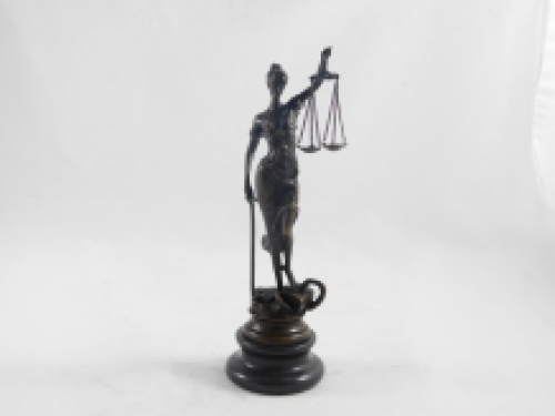 Een bronzen beeld van de Vrouwe Justitia