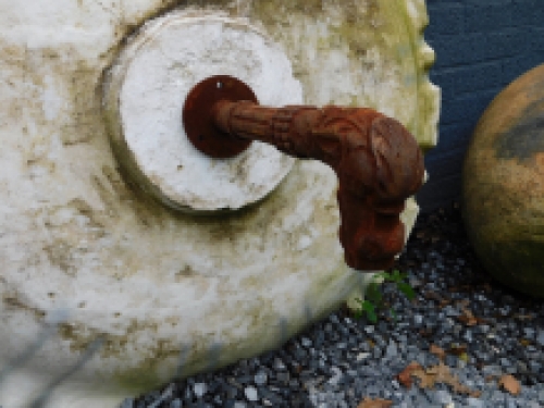 Wasserspeier, Brunnenauslauf, Brunnen - Fabelwesen Gargoyle als Speier