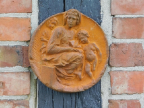 Wandornament Maria met kind - gietijzer - roestkleur