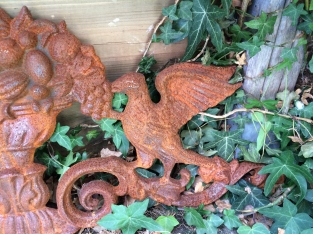 Wandornament duifjes eten bessen, gietijzer, rust.