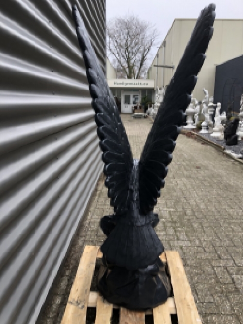 Wirklich faszinierende Skulptur eines fliegenden Adlers aus massivem Steinguss, dunkelgrau, wunderschön!