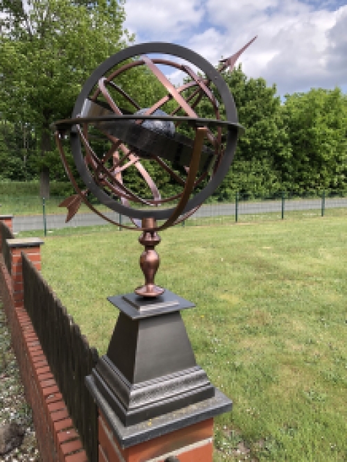 Sundial brass-copper-alu-large with earth as centre, on nice metal base, complete with signs and pointer, TOP!