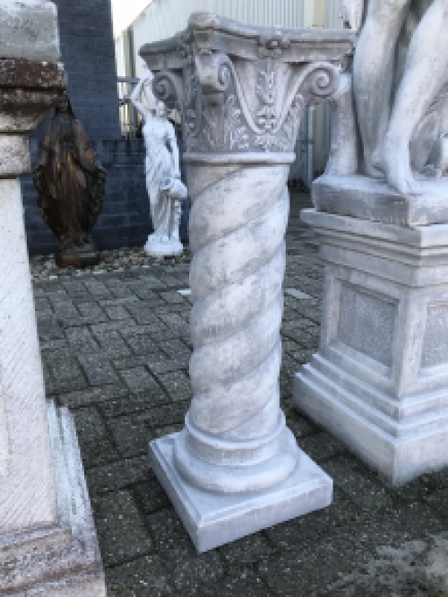 Verzierter Sockel / Säule zum Aufstellen einer Statue oder einer Vase, z. B. eine große Säule