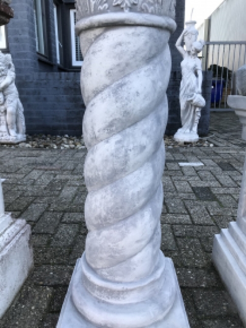 Verzierter Sockel / Säule zum Aufstellen einer Statue oder einer Vase, z. B. eine große Säule